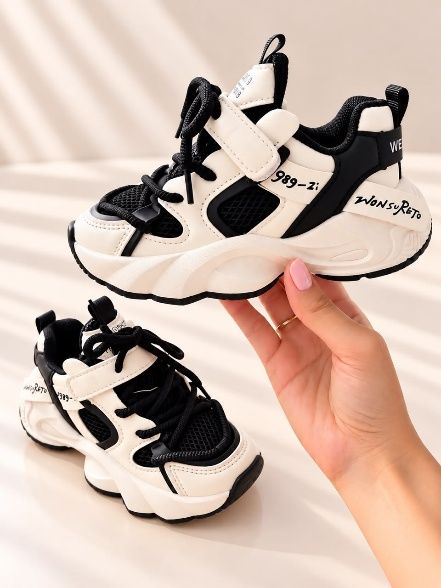 Tenis deportivos color crema con detalles negros y cordón