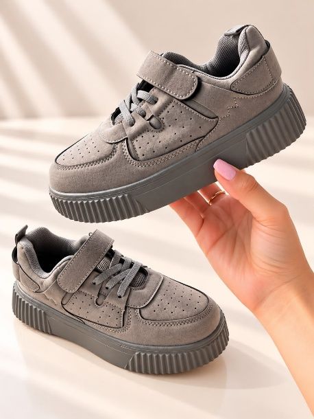 Tenis en gamuza gris con suela alta y velcro