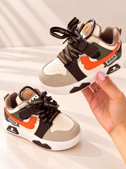 Tenis crema con detalles naranja y café y cordón