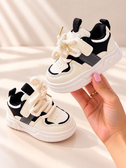 Tenis crema y negro con cordón grueso