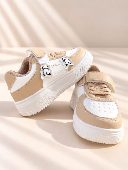 Tenis blanco y beige con un panda en el velcro