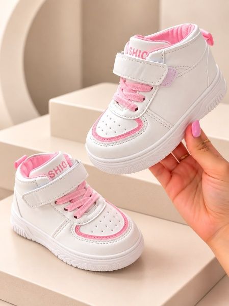 Botín blanco con cordón y detalles rosados